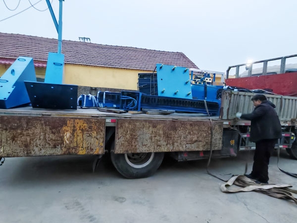 山東廣瑞研發(fā)生產(chǎn)的冶金礦山專用翻車機(jī)，已裝車發(fā)往湖北十堰新榮礦業(yè)